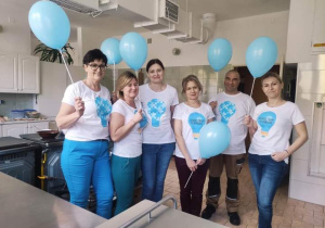 Pani Dyrektor oraz personel obsługowy przedszkola z niebieskimi balonami.