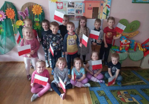 Dzieci z grupy III z własnoręcznie wykonanymi flagami.