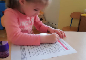 Dziecko rozkodowuje obrazek