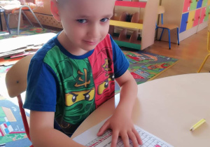Dziecko rozkodowuje obrazek