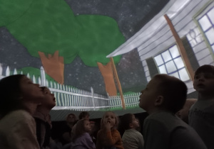 Dzieci w mobilnym planetarium
