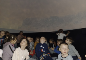 Dzieci w mobilnym planetarium