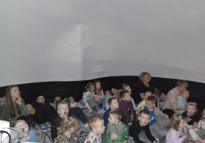 Dzieci w mobilnym planetarium