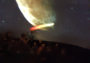 Dzieci w mobilnym planetarium