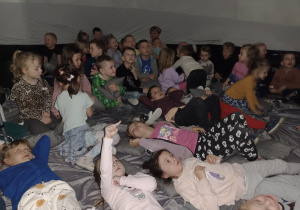 Dzieci w mobilnym planetarium