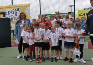 Reprezentanci Przedszkola nr 20 wraz z nauczycielką prezentują zdobyte medale.