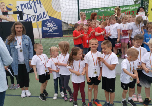 Reprezentanci Przedszkola nr 20 wraz z nauczycielką prezentują zdobyte medale.