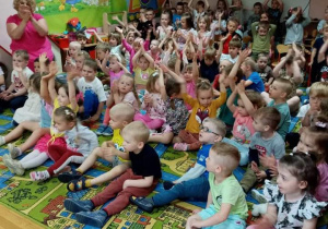 Przedszkolaki klaszczą w rytm muzyki.