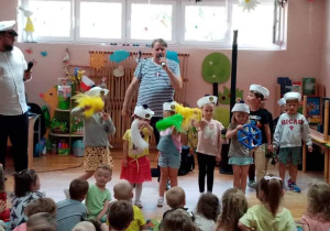 Dzieci przy muzyce naśladują pracę marynarzy na statku.