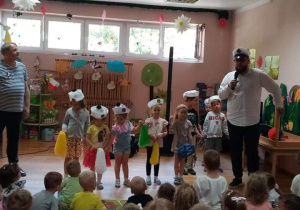 Dzieci naśladują pracę marynarzy na statku.