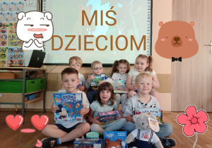 Uczestnicy akcji „Miś dzieciom” z otrzymanymi nagrodami.