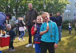 Dwóch chłopców je lody