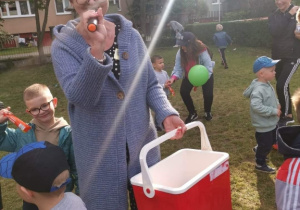 Pani dyrektor zaprasza dzieci na lody