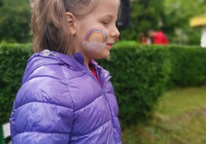 Dziewczynka z tęczą na policzku