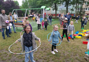 Dziewczynki kręcą hula-hop na biodrach