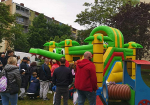 Rodzice przy dmuchanym zamku - krokodylku