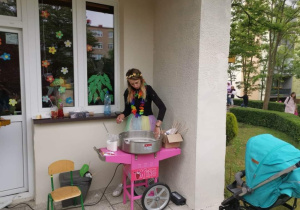 Pani robi cukrową watę