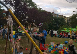 Zabawy w puszczaniu mydlanych baniek