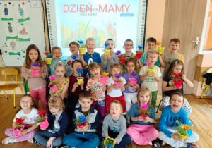Zdjęcie pamiątkowe dzieci z grupy 5 z prezentami dla mam.