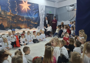 Dzieci na przedstawieniu jasełkowym