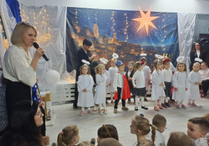 Pani dyrektor składa życzenia przez mikrofon