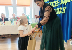 pani dyrektor wręczająca nagrodę dziewczynce