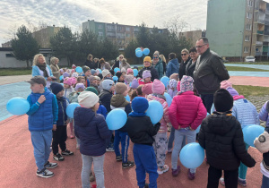 Przedszkolaki witają się z wicedyrektorem ZSP nr 4- Panem Sławomirem Kamińskim