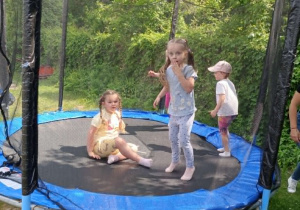 Dzieci skaczące na trampolinie.