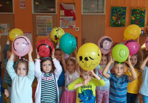 Grupa dzieci pokazująca pomalowane balony