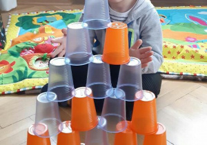 Franio buduje wieżę z kubeczków.