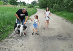Wiktoria z rodziną podczas spaceru z psem ze schroniska.