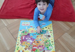 Franio ułożył mapę Polski z puzzli i planuje wakacyjne podróże.