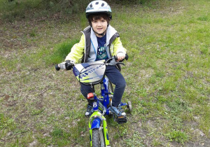 Franio spędza czas na świeżym powietrzu- jazda na rowerze.