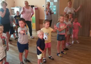 Grupa dzieci ustawiona w rzędzie do tańca
