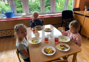 Dzieci z gr 2 jedzą obiad z frytek, ryby i surówki