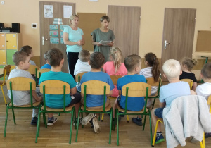 Dzieci słuchają wiersza pt. „Zły humorek” inscenizowanego przez nauczycielki.