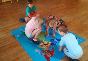 Dzieci bawiące się w sali w Wygibasy podróżnicze