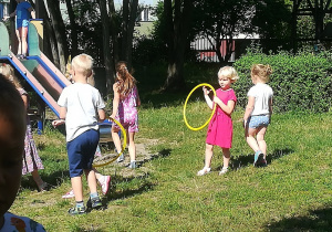 Dzieci bawiące się w ogrodzie przedszkolnym