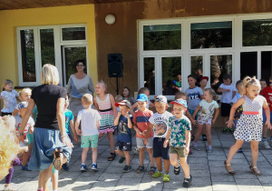 Dzieci w czasie zabawy tanecznej na tarasie przedszkolnym