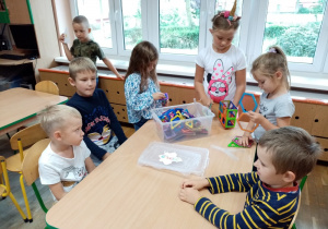 Dzieci podczas zabaw dowolnych budują z klocków magnetycznych.