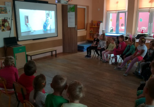 Dzieci oglądające spektakl.