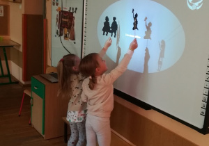 Dzieci bawiące się w teatrzyk cieni.