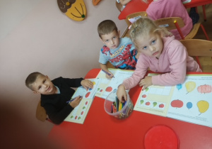 Dzieci w grupie 3 pracują na kartach pracy powiązanych z tematyką o owocach