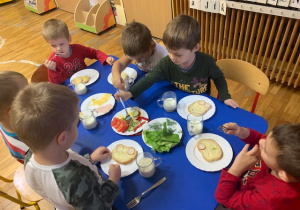 Chłopcy z grupy IV samodzielnie komponują zdrowe śniadanie.