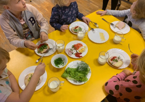 Dzieci smakują samodzielnie wykonane zdrowe kanapki
