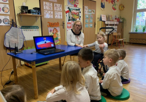Dzieci z gr IV oglądają prezentację na temat Święta Niepodległości