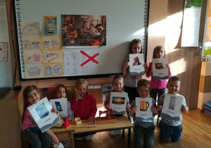 Dzieci prezentujące obrazki z urządzeniami elektrycznymi