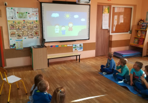 Dzieci oglądają film na dużym ekranie "Lekcja z Januszem Korczakiem"