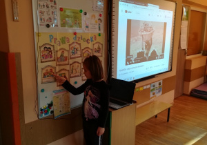 Dziewczynka przy tablicy wskazuje obrazek