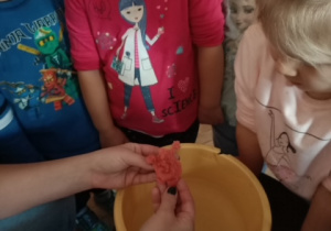 Dzieci próbują rozpoznawać figury z wosku